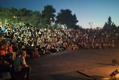 Το 35ο Φεστιβάλ Αρχαίας Ήλιδας υποδέχθηκε τον «Θάνατο του Εμποράκου» με τον Βλαδίμηρο Κυριακίδη